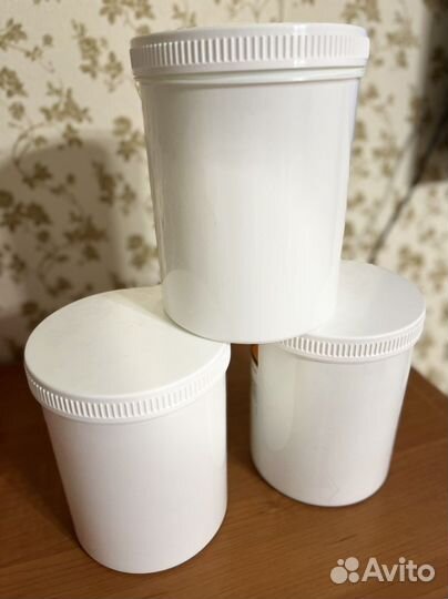 Пластиковые банки с крышкой