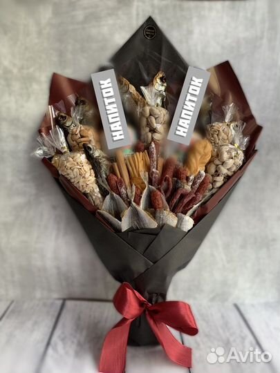 Съедобный букет из рыбы и орешков