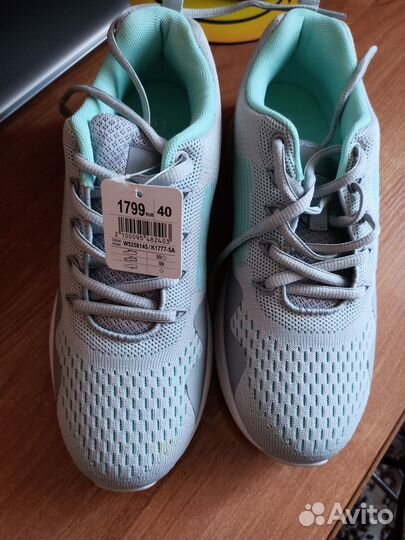 Кроссовки женские