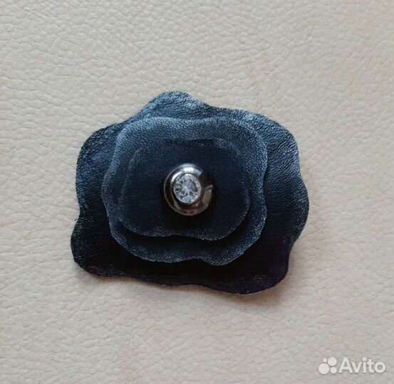 Кожаная брошь ручной работы