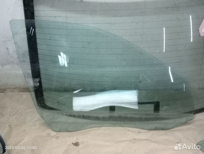 Стекла дверей Мерседес Е 211 есть все 4
