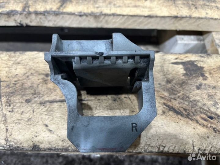 Кронштейн радиатора правый Bmw 1 E87 N46B20 2007