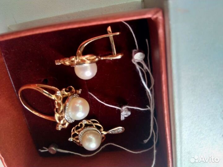Золотые серьги и кольцо с жемчугом