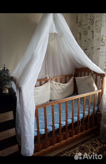 Детская кроватка с маятником и ящиком