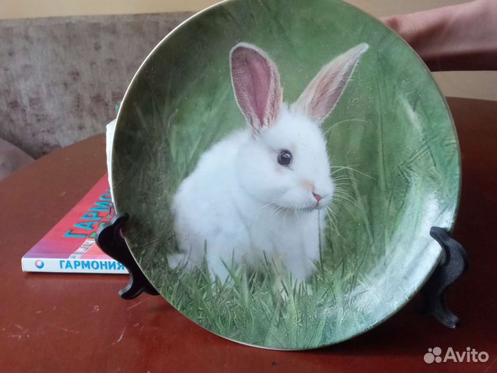 Тарелка декоративная с подставкой с зайцем