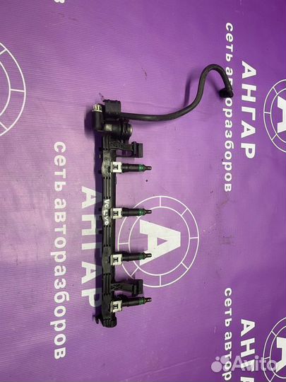 Топливная рампа с форсунками Volvo S40 B4164S3