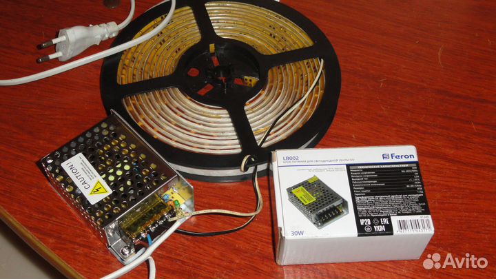 Светодиодная лента 12v-красная+б/п LB002-30W