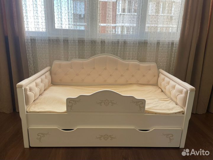 Детская кровать с мягкой спинкой - А