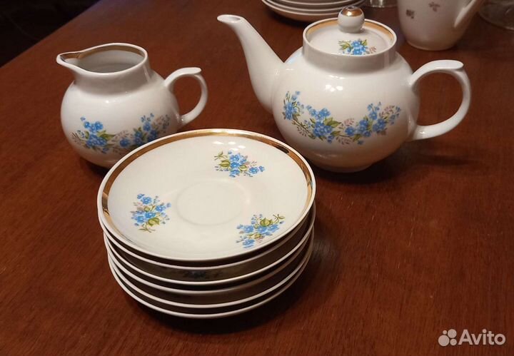 Заварочный чайник и чашечки для кофе