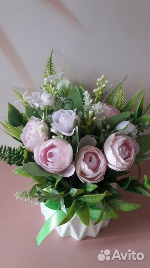 Букет в кашпо из гипса с искусственными цветами