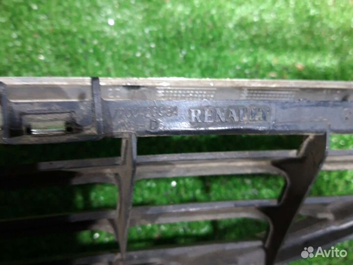 Решетка радиатора передняя правая Renault Megane