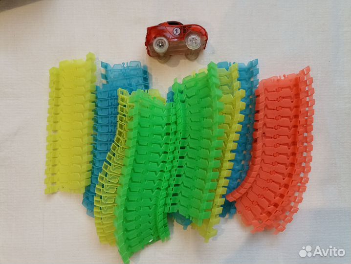 Гоночный трек с машинкой Magic Tracks 220 элем