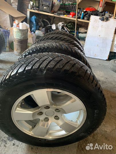 Goodyear UltraGrip 245/65 R17