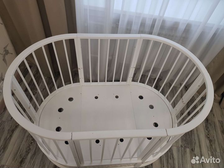 Детская кроватка с маятником