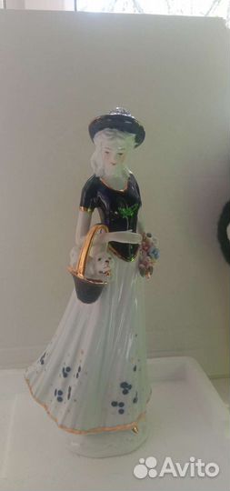 Фарфоровая статуэтка Дама с собачкой