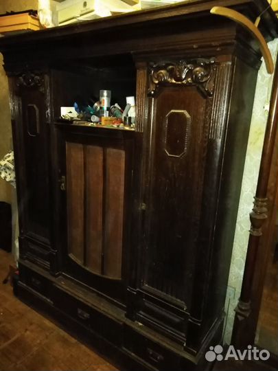 Антикварный библиотечный шкаф