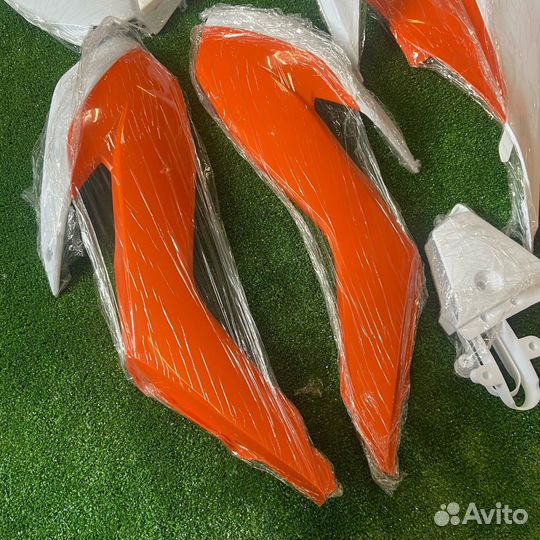 Комплект пластика Kayo K1/ GR1/ BSE Z1 белый/ оран