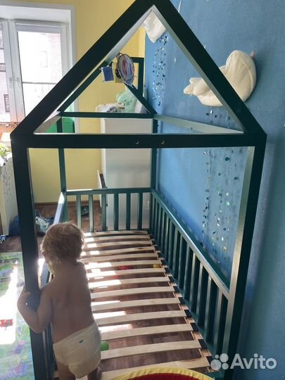 Детская кроватка домик