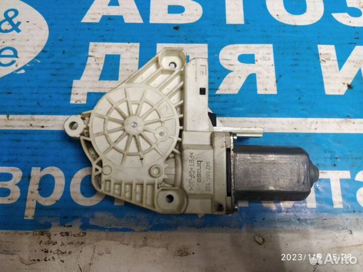 Мотор стекла перений левый VW Touareg 7P 10-18