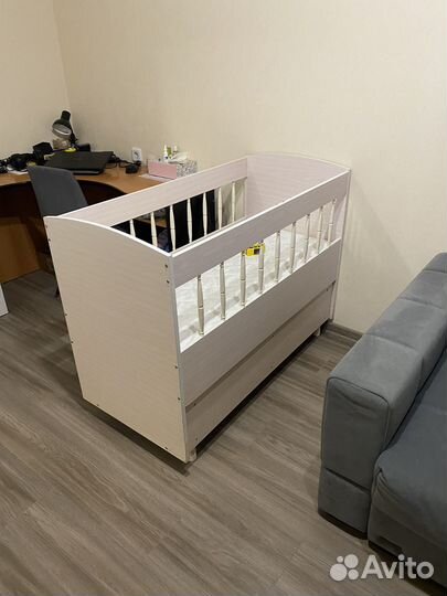 Детская кроватка с маятником и ящиком