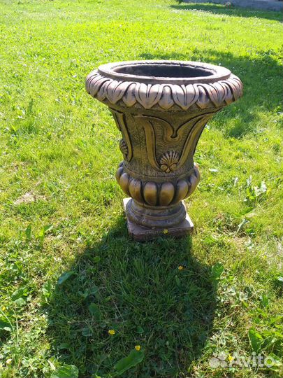 Вазоны, фигурки: бетонные изделия для сада