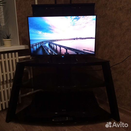 Стеклянная тумба под тв