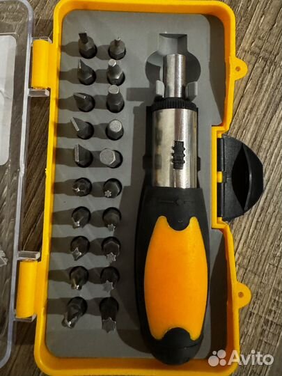 Отвертка с набором бит