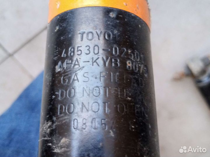 Задний амортизатор Toyota auris e 150