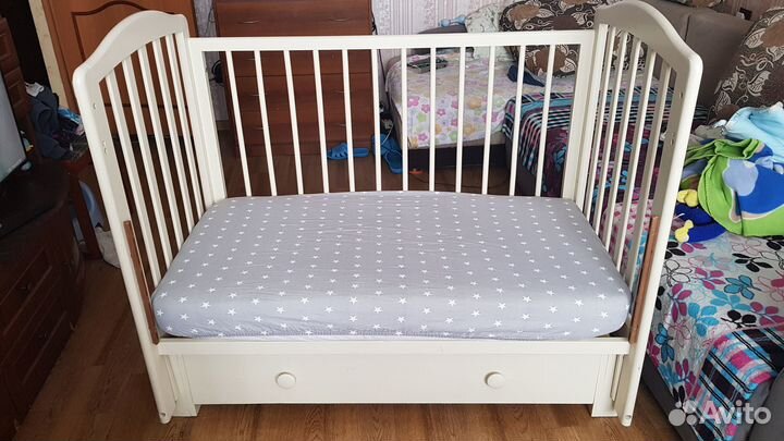 Детская кровать с маятником и ящиком