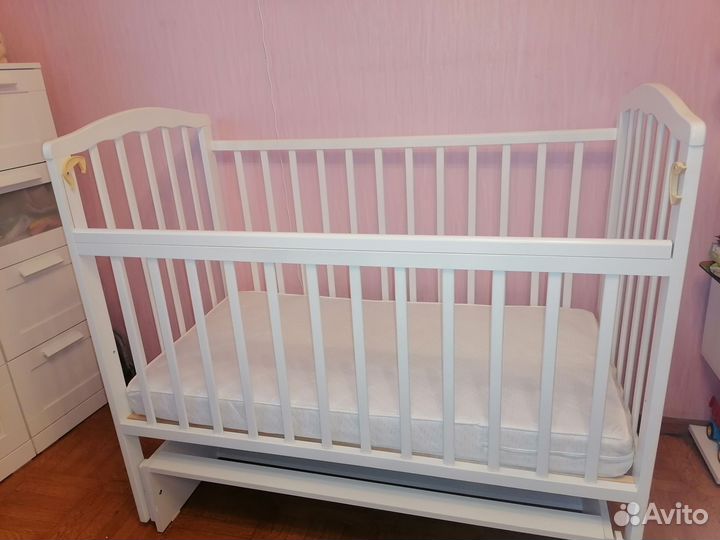 Детская кроватка с продольным маятником