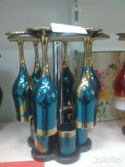 Минибар с рюмками и фужерами