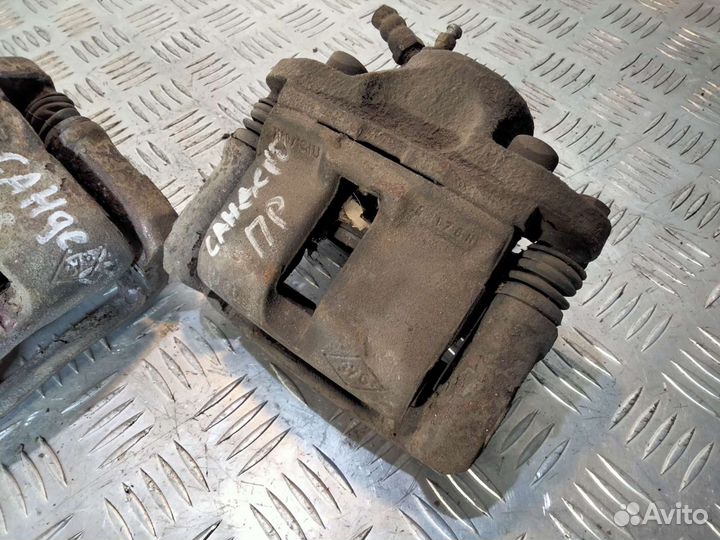 Передний суппорт Renault Sandero