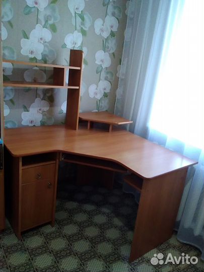Продаётся письменный стол для школьника