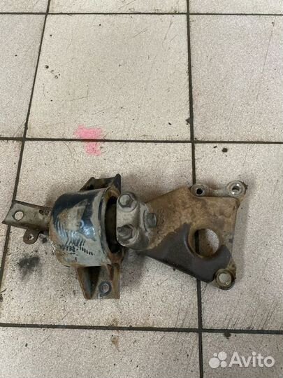 Опора Кпп передняя левая Chevrolet Aveo T250 B12D1