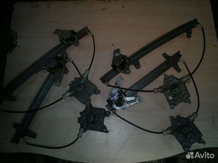 Стеклоподъемник механический Nissan Primera P11