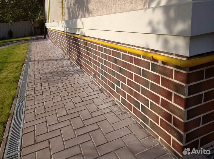 Кирпич на сетке с пленкой