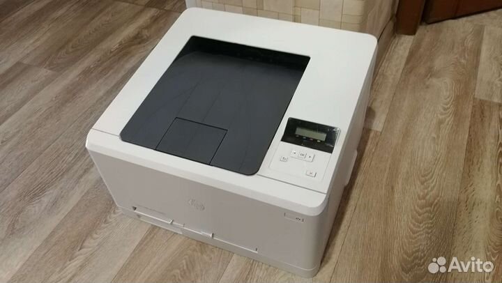 Цветной лазерный принтер hp 252n как новый