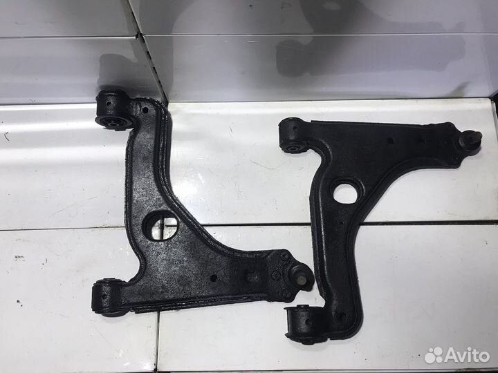 Рычан передний Opel Astra H