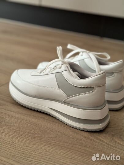 Кроссовки, спортивные туфли