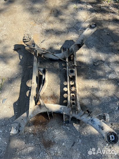 Подрамник задний Мерседес w140