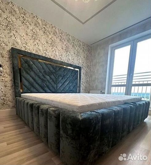 Двуспальная кровать с мягким изголовьем