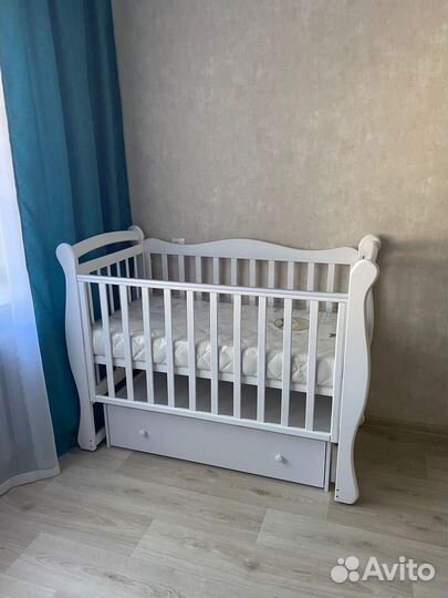 Детская кроватка с маятником и ящиком