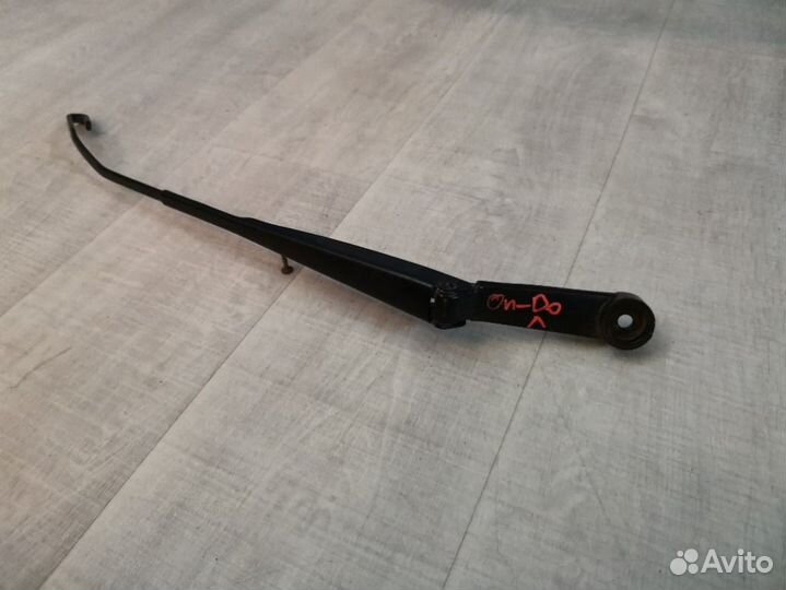 Поводок стеклоочистителя передний левый Datsun