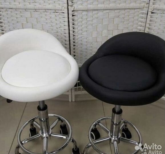 Стул с небольшой спинкой цвет черный новый