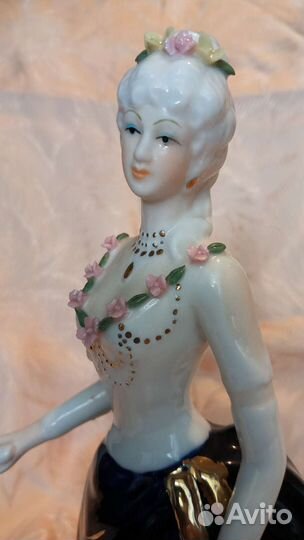 Статуэтка фарфор