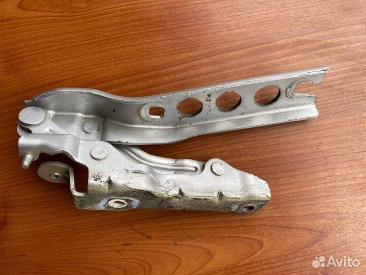 Петля капота левая Skoda Octavia A5 BUD 2009