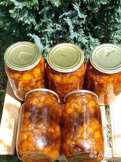 Белая черешня с орехом