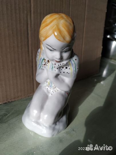 Статуэтка фарфоровая Девочка бфз