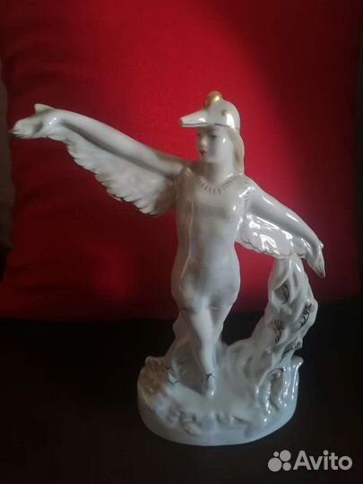 Статуэтка фарфор