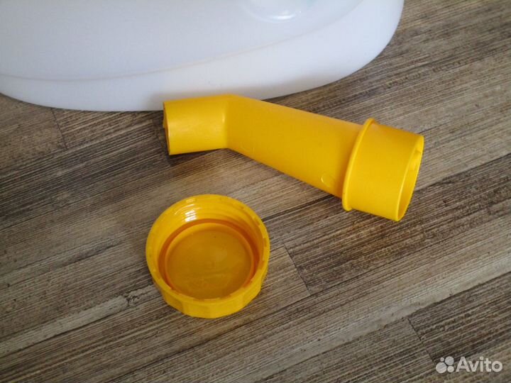 Канистра пластмассовая с заливной лейкой 4 л